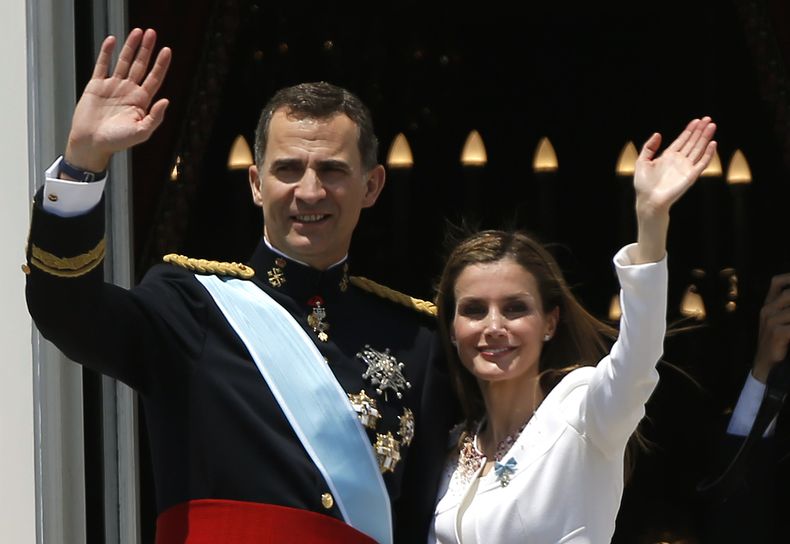 En esta foto del 19 de junio del 2014 se ve al nuevo ry de Espa&ntilde;a Felipe VI y su esposa, la reina Letizia, en el balc&oacute;n del palacio real en Madrid. El 28 de julio se anunci&oacute; que las cuentas del palacio real espa&ntilde;ol estar&aacute