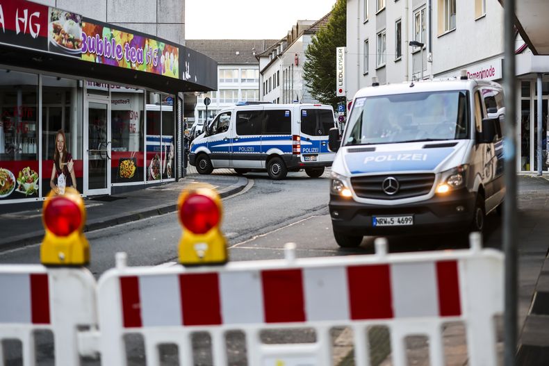 Coches de policía junto a un cordón policial el 24 de agosto de 2024, luego de un ataque con varios muertos y heridos en las celebraciones del 650 aniversario de Solingen en la víspera. (Christoph Reichwein/dpa vía AP)