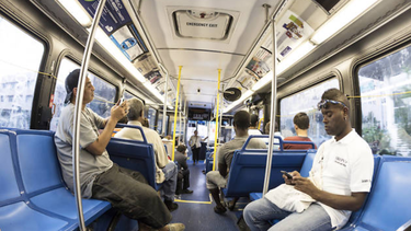 ola de violencia en transporte publico de miami: hombre apunala a otro dentro de un autobus