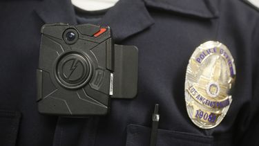 camaras en el cuerpo de los policias continuan generando controversia