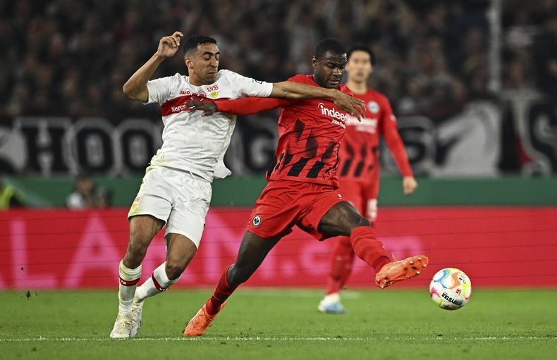 Tiago Tomas, izquierda, de Stuttgart, y Evan Ndicka, de Frankfurt, disputan un balón en la semifinal de la Copa de Alemania entre VfB Stuttgart y Eintracht Frankfurt en la arena Mercedes-Benz, en Stuttgart, Alemania, el miércoles 3 de mayo de 2023. (Tom Weller/dpa vía AP)