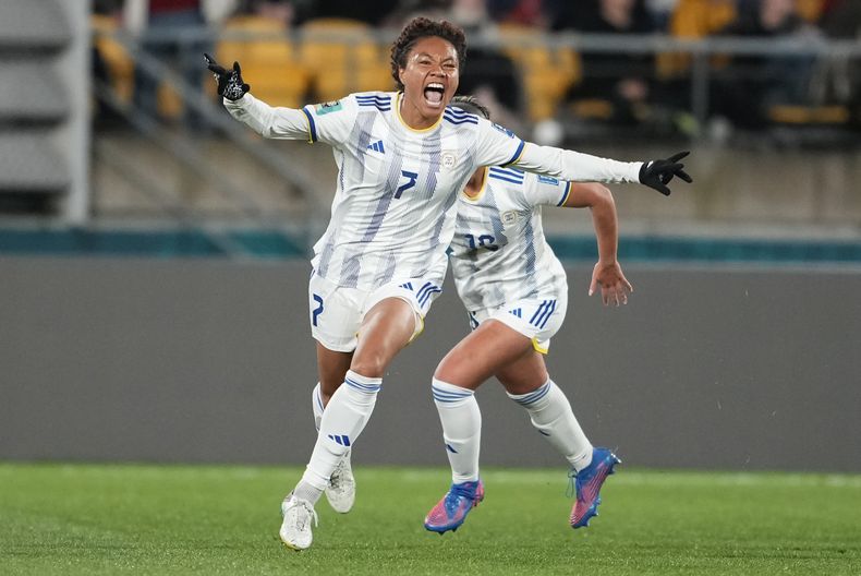 Sarina Bolden, de Filipinas, reacciona tras anotar el primer gol de su equipo durante un partido del Grupo A del Mundial femenino contra Nueva Zelanda, en Wellington, Nueva Zelanda, el 25 de julio de 2023. (AP Foto/John Cowpland)
