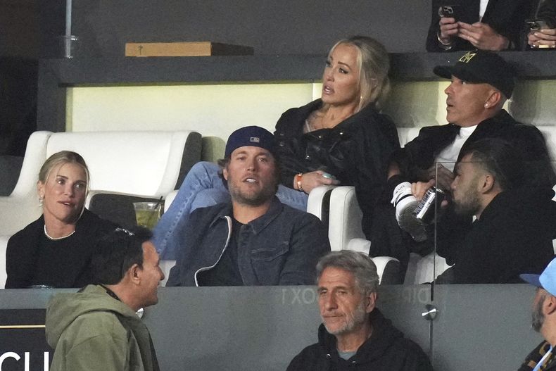 Matthew Stafford, centro, quarterback de los Rams de Los Ángeles, observa durante el segundo tiempo del partido de fútbol de la MLS entre Los Ángeles FC e Inter Miami, el miércoles 2 de abril de 2025, en Los Ángeles. (AP Foto/Mark J. Terrill)