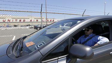 aeropuerto de los angeles autoriza servicio de uber y lyft