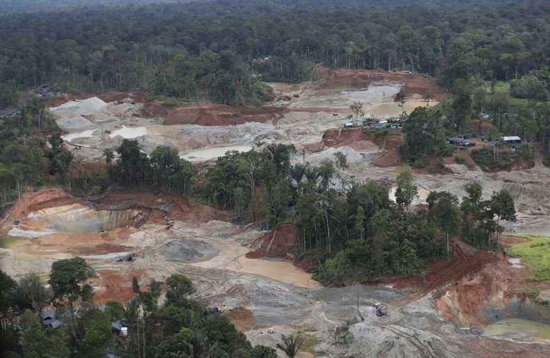 ARCHIVO - Una operación ilegal de minería de oro que contribuyó a la deforestación es visible el 20 de abril de 2021, en el municipio de Magüi Payán, Colombia. (AP Foto/Fernando Vergara, archivo)