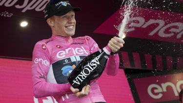 El noruego Andreas Leknessund celebras tras apoderarse de la maglia rosa del Giro de Italia, el martes 9 de mayo de 2023, en el Lago Laceno. (Gian Mattia DAlberto/LaPresse vía AP)