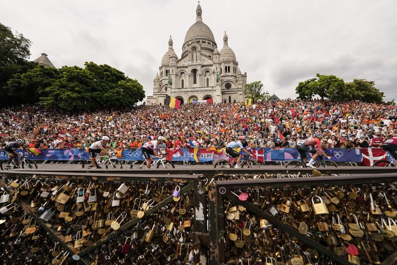 ARCHIVO - Mads Pedersen (derecha) aventaja a Attila Valter, Remco Evenepoel y Felix Grossschartner al pasar por la basílica del Sagrado Corazón durante la carrera de ruta de los Juegos Olímpicos de París 2024, el 3 de agosto de 2024. (AP Foto/Vadim Ghirda)