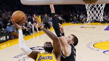 LeBron anota 46 pero Clippers aplastan a Lakers