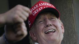 El expresidente Donald Trump ríe durante la ronda final del torneo de golf Bedminster Invitational LIV Golf, el domingo 13 de agosto de 2023, en Bedminster, Nueva Jersey. (Foto AP/Seth Wenig)