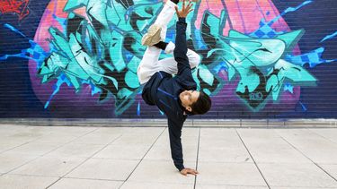 El bailarín de breakdance Victor Montalvo, 27, de Kissimmee, Florida, se presenta en Nueva York el 22 de junio de 2021. En las cinco décadas desde que el hip hop surgió en la ciudad de Nueva York, se ha extendido por todo el país y por el mundo. Y en cada paso ha habido cambios y adaptaciones, ya que voces nuevas y diferentes entraron y lo hicieron suyo. Sus cimientos están arraigados en las comunidades negras donde se dio a conocer inicialmente, pero se ha extendido tanto que no hay un rincón del mundo que no haya sido tocado por él. (Foto AP/Ted Shaffrey)
