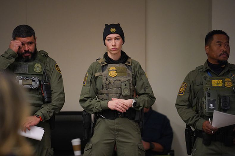 Agentes federales observan al zar fronterizo de la Casa Blanca, Tom Homan, dar una rueda de prensa en el edificio federal Bishop Whipple, el miércoles 4 de febrero de 2026 en Minneapolis. (Foto AP/Ryan Murphy)