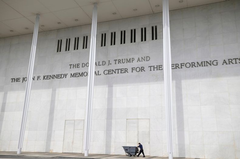 La fachada del Centro de Artes Escénicas John. F. Kennedy en Washington, el 6 de junio del 2026. (AP foto/Rod Lamkey, Jr.)