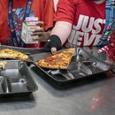 ARCHIVO - Estudiantes de segundo grado seleccionan sus comidas durante el almuerzo en la cafetería, el 12 de diciembre de 2022, en una escuela primaria en Scottsdale, Arizona. Más estudiantes en las escuelas que sirven a las comunidades de bajos ingresos serán elegibles para recibir el desayuno y el almuerzo sin costo alguno en virtud de un cambio de regla anunció el martes, 26 de septiembre de 2023, por el Departamento de Agricultura de Estados Unidos. (AP Foto/Alberto Mariani, Archivo)