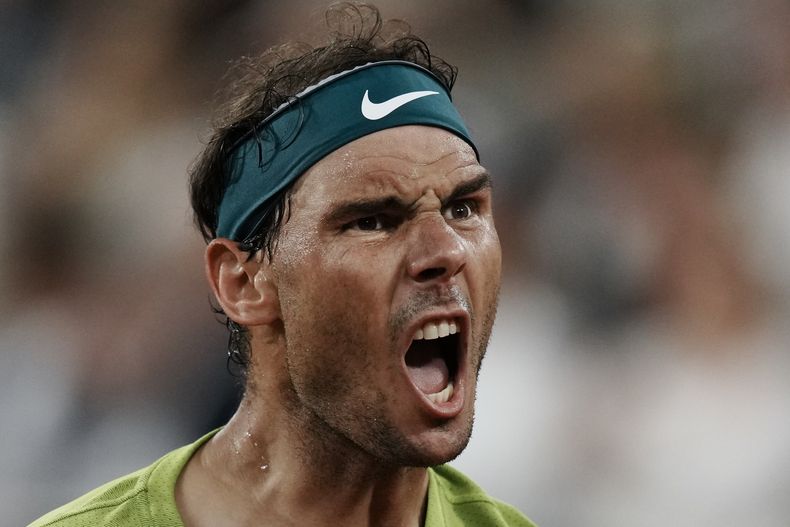 ARCHIVO - Rafael Nadal celebra tras ganar el primer set ante Alexander Zverev en su semifinal del Abierto de Francia, el viernes 3 de junio de 2022. (AP Foto/Thibault Camus)