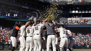 Flores define por Gigantes, que barren la serie ante Filis