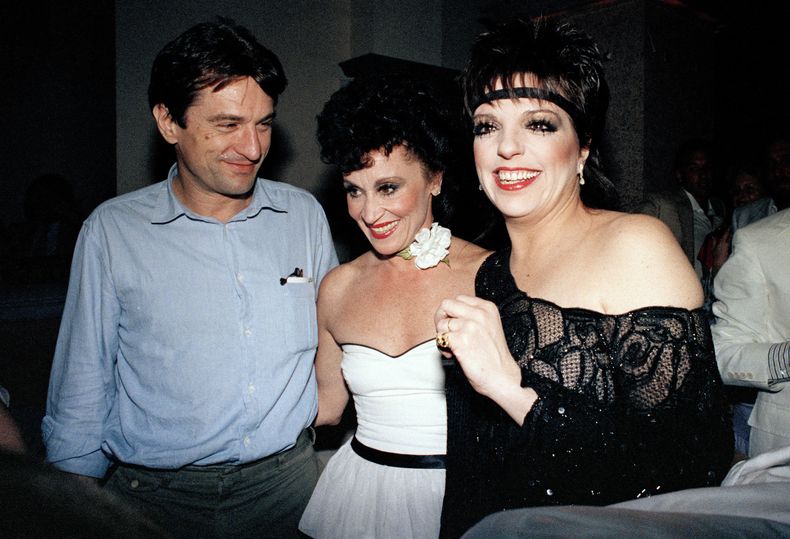 Los actores Liza Minnelli, derecha, Chita Rivera, centro, y Robert De Niro, durante una fiesta ofrecida por Minnelli en honor a Rivera por ganar el Tony a la mejor actriz por The Rink el 9 de junio de 1984, en Nueva York. Rivera, cantante, bailarina y actriz galardonada con el Tony, pionera de las artistas latinas, falleció a los 91 años el 30 de enero de 2024. (Foto AP, archivo)