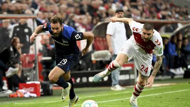 Lucas Tousart del Hertha Berlin y Julian Chabot del Colonia pelean por un balón en el encuentro de la Bundesliga el viernes 12 de mayo del 2023. (Federico Gambarini/dpa via AP)
