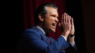 El secretario de Defensa de EEUU, Pete Hegseth, habla a jerarcas militares en la base del Cuerpo de Infantería de Marina Quantico, en Virginia, el 30 de septiembre del 2025. (Andrew Harnik/Pool via AP)