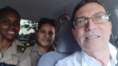 el canciller del regimen cubano da botella en su carro y levanta sospechas