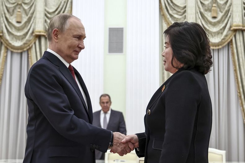 El presidente de Rusia, Vladímir Putin, saluda a la ministra norcoreana de Exteriores, Choe Son Hui, en su reuninón en el Kremlin en Moscú, Rusia, el lunes 4 de noviembre de 2024. (Mikhail Tereshchenko, Sputnik, Kremlin Pool Foto via AP)