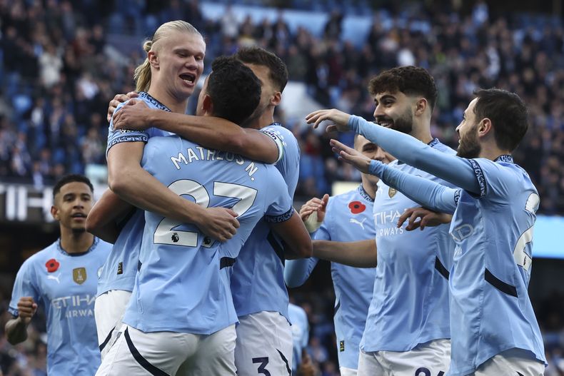 Erling Haaland, del Manchester City, celebra con sus compañeros de equipo después de anotar el primer gol de su equipo durante el partido de la Liga Premier inglesa entre el Manchester City y el Southampton en el Etihad Stadium en Manchester, Inglaterra, el sábado 26 de octubre de 2024. (AP Foto/Darren Staples)