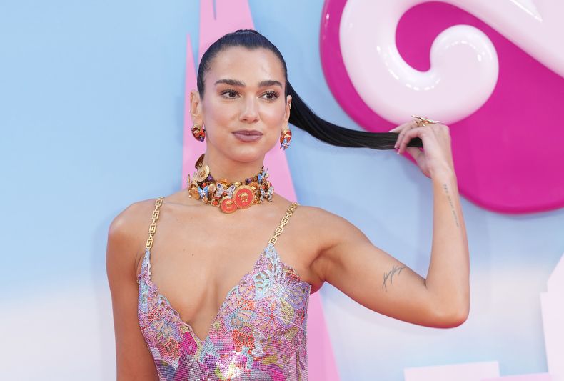 Dua Lipa posa a su llegada al estreno de Barbie el 12 de julio de 2023, en Londres. (Scott Garfitt/Invision/AP)