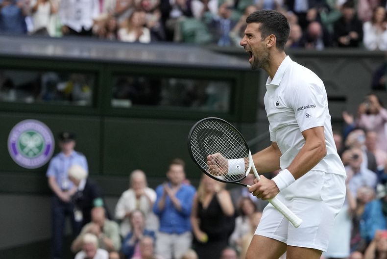 Novak Djokovic festeja tras derrotar a Andrey Rublev en las semifinales de Wimbledon, el martes 11 de julio de 2023, en Londres (AP Foto/Kirsty Wigglesworth)