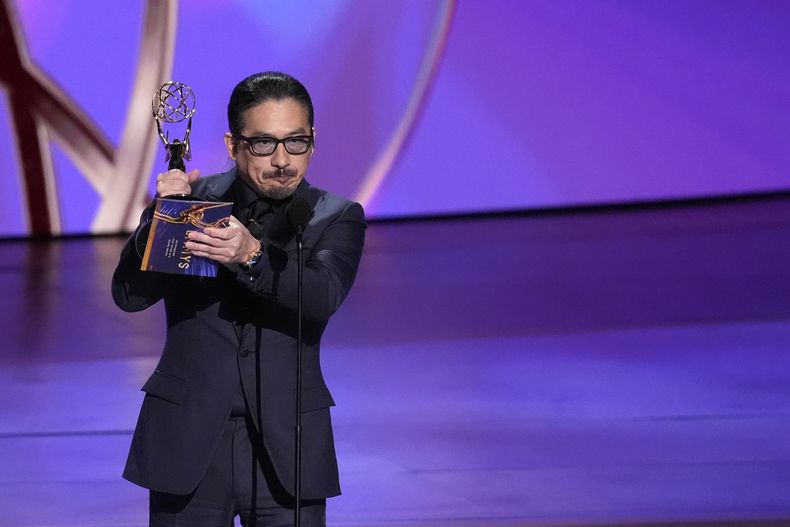 Hiroyuki Sanada recibe el premio a mejor actor en una serie dramática por Shogun durante la 76ª edición de los premios Emmy el domingo 15 de septiembre de 2024 en el Teatro Peacock de Los Ángeles. (Foto AP/Chris Pizzello)