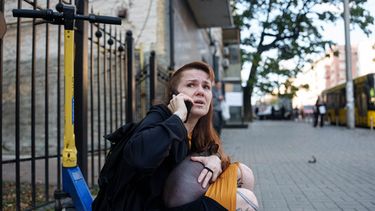 Una mujer reacciona tras un ataque de dron ruso en el centro de Kiev, Ucrania, el lunes 28 de septiembre de 2026. (AP Foto/Evgeniy Maloletka)