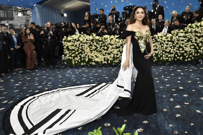 Kiara Advani asiste a la gala benéfica del Instituto del Vestido del Museo Metropolitano de Arte que celebra la inauguración de la exposición Superfine: Tailoring Black Style el lunes 5 de mayo de 2025, en Nueva York. (Foto Evan Agostini/Invision/AP)