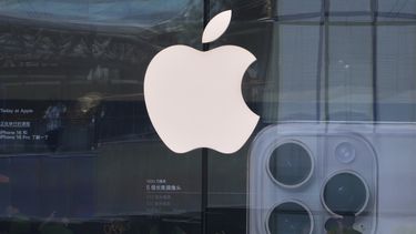 Unas personas visitan una tienda de Apple en Beijing, el domingo 11 de mayo de 2025. (AP Foto/Andy Wong)