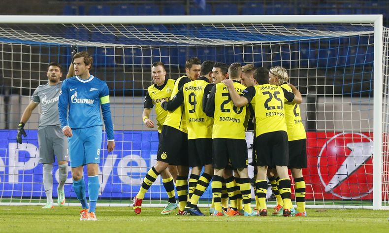 Los jugadores del Borussia Dortmund celebran su primer gol contra el Zenit durante un partido de la Liga de Campeones en el estadio Petrovsky, en San Petersburgo, Rusia, el martes 25 de febrero de 2014. El Borussia gan&oacute; 4-2. (AP Foto/Dmitry Lovetsk