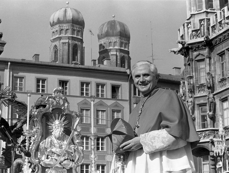 Vaticano defiende a Benedicto XVI de informe sobre abusos