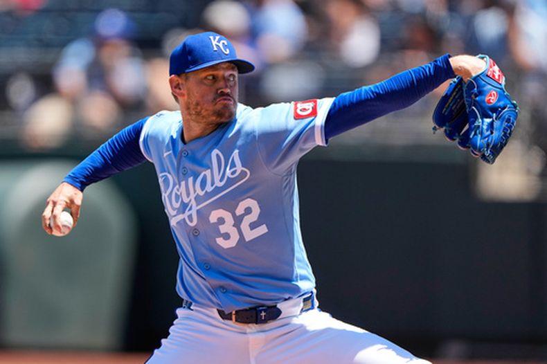El lanzador abridor de los Reales de Kansas City, Stephen Kolek, lanza durante la cuarta entrada de un partido de béisbol contra los Astros de Houston, el domingo 14 de junio de 2026, en Kansas City, Misuri. (Foto AP/Charlie Riedel)