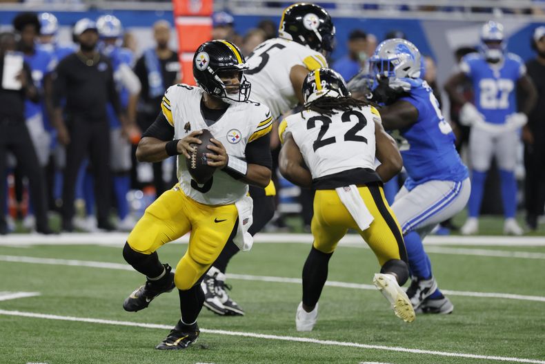 Russell Wilson, quarterback de los Steelers de Pittsburgh, busca a un receptor en la zona profunda durante la primera mitad del juego de pretemporada de la NFL en contra de los Lions de Detroit, el sábado 24 de agosto de 2024, en Detroit. (AP Foto/Duane Burleson)