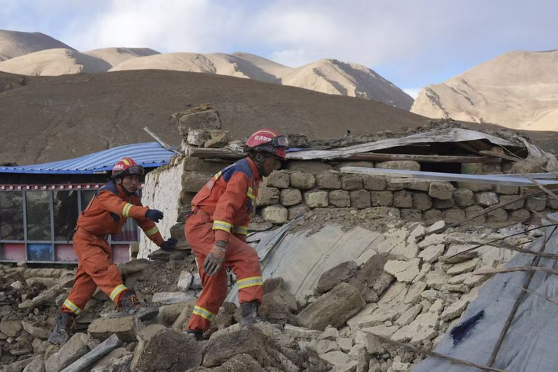 En esta imagen, distribuida por la agencia noticiosa Xinhua, rescatistas buscan a sobrevivientes tras un sismo en Changsuo, en la región autónoma china de Tíbet, el 7 de enero de 2025. (Jigme Dorje/Xinhua vía AP)