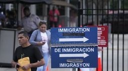Unas personas salen de las oficinas del Servicio de Inmigración y Control de Aduanas, el miércoles 26 de julio de 2023, en Miramar, Florida. (AP Foto/Wilfredo Lee)