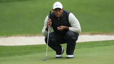 ARCHIVO - Foto del 8 de abril del 2023, Tiger Woods en el hoyo 16 en el Masters de Augusta. El sábado 18 de noviembre del 2023, Woods anuncia que volverá a competir en el Hero World Championship. (AP Foto/Mark Baker, Archivo)