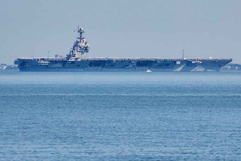 El portaaviones USS Gerald R. Ford saliendo de la Base Naval Norfolk, en Norfolk, Virginia, el 23 de junio del 2025. (AP foto/John Clark)