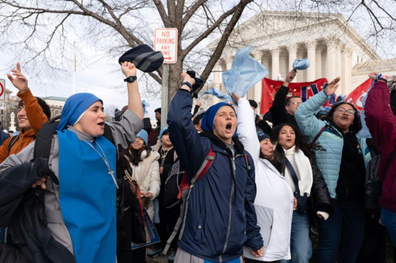 ARCHIVO – Activistas antiaborto se manifiestan fuera de la Corte Suprema de Estados Unidos durante la Marcha por la Vida en Washington, el viernes 23 de enero de 2026. (AP Foto/Jose Luis Magana, Archivo)
