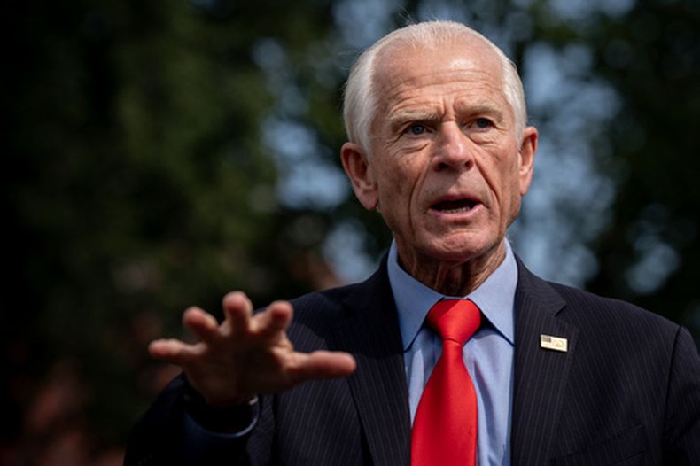 El asesor comercial de la Casa Blanca, Peter Navarro, habla con los periodistas tras una entrevista por video con Real Americas Voice News, el martes 11 de agosto de 2026, frente a la Casa Blanca en Washington. (Foto AP/Julia Demaree Nikhinson)