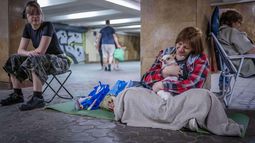 Un grupo de personas en una estación de tren subterráneo usada como refugio antibombas en Kiev, Ucrania, el 5 de julio del 2025. (AP foto/Dan Bashakov)