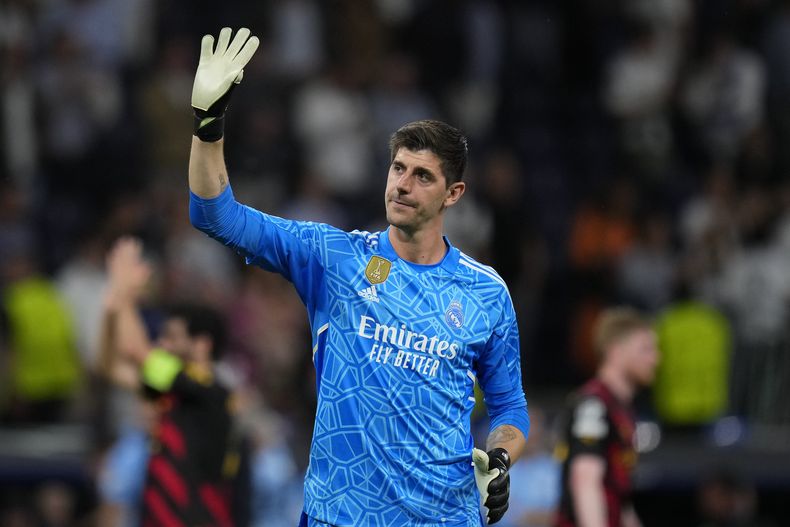 ARCHIVO - Thibaut Courtois, portero del Real Madrid, saluda a los aficionados al final de la semifinal de la Liga de Campeones entre Real Madrid y Manchester City en el estadio Santiago Bernabéu, en Madrid, España, el 9 de mayo de 2023. Courtois dijo el martes que no jugará el Campeonato Europeo con Bélgica el próximo año por la lesión que sufrió en la rodilla. Su ausencia se podría prolongar todavía más, en medio de la creciente tensión con el técnico de la selección, Domenico Tedesco. (AP Foto/Manu Fernandez, Archivo)