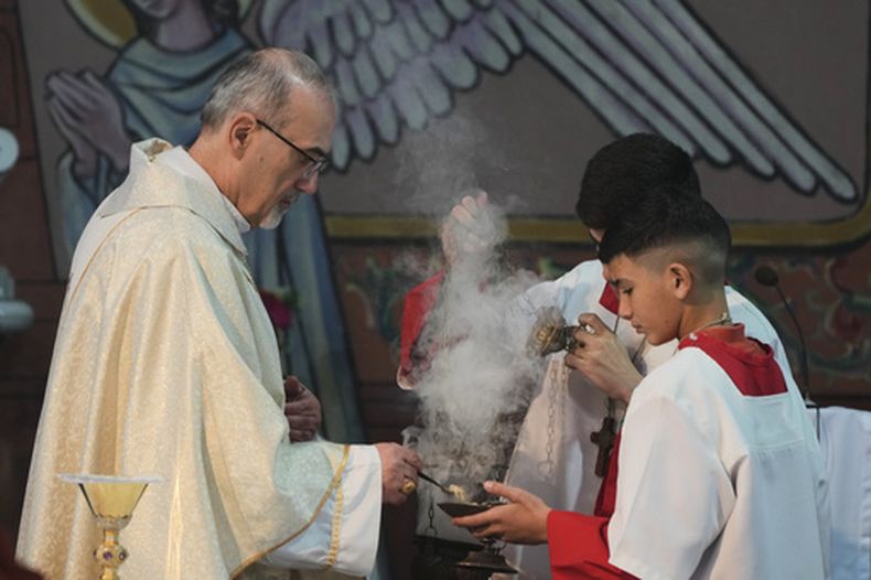 El cardenal Pierbattista Pizzaballa, patriarca latino de Jerusalén, dirige una misa de Nochebuena en la iglesia de la Sagrada Familia en Gaza, el 21 de diciembre de 2025. (Foto AP/Jehad Alshrafi)