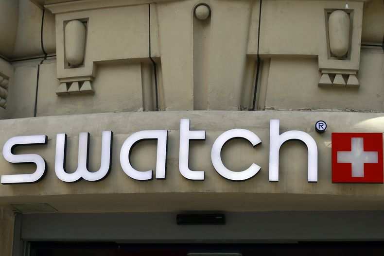 ARCHIVO - El logotipo de la firma de relojes Swatch se ve en la avenida de los Campos Eliseos en París, Francia, el miércoles 20 de septiembre de 2017. (AP Foto/François Mori, archivo)