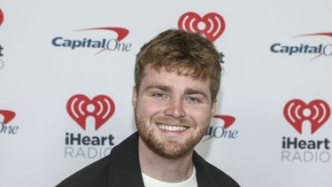 ARCHIVO - El cantautor Alex Warren llega al iHeartRadio Jingle Ball de Z100 en Nueva York el 13 de diciembre de 2024. (Foto Andy Kropa/Invision/AP, archivo)