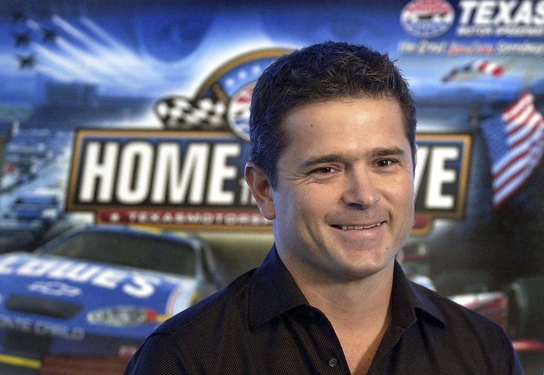 ARCHIVO - El piloto brasileño Gil de Ferran sonríe durante una entrevista el 28 de enero de 2004 en Fort Worth, Texas (AP Foto/Tony Gutierrez, archivo)