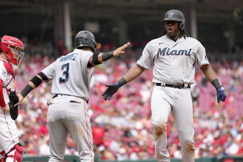 Josh Bell (derecha) de los Marlins de Miami celebra con Luis Arráez (3) tras conectar un jonrón ante los Rojos de Cincinnati, el miércoles 9 de agosto de 2023, en Cincinnati. (AP Foto/Jeff Dean)