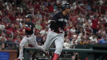 El colombiano Donovan Solano, de los Mellizos de Minnesota, empuja al dominicano Jorge Polanco con un sencillo en el juego del martes 1 de agosto de 2023, ante los Cardenales de San Luis (AP Foto/Jeff Roberson)