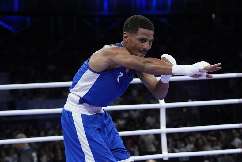 El dominicano Yunior Alcántara celebra después de vencer al azerbaiyano Nijat Huseynov en su combate de octavos de final de peso mosca de los Juegos Olímpicos, el martes 30 de julio de 2024, en Villepinte, Francia. (AP Foto/John Locher)